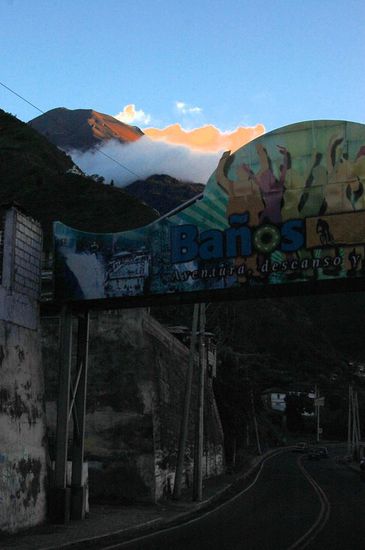 Und zum Abschluss kurz vor Sonnenuntergang nochmal der Tungurahua mit gefährlich giftigem orangem Rauch - nein Scherz, das Photo ist bearbeitet! 