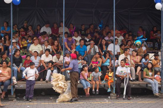 Die wartende Menge - wir wussten zu diesem Zeitpunkt auch überhaupt nicht, was eigentlich kommen soll...