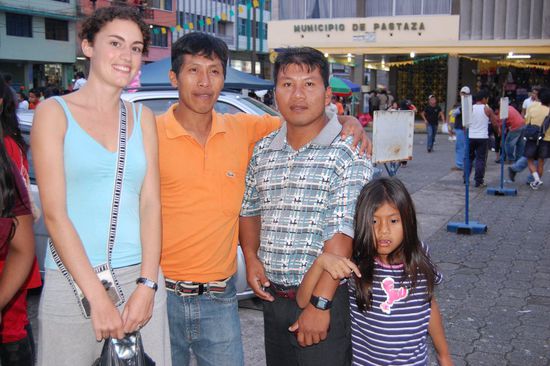 Unser Freund Tayaca, ein Stammesmitglied der Waorani, mit Mimi und zwei anderen "Aucas" (Mimi ist überglücklich über diese Begegnung!)