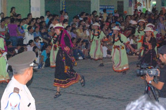 Jetzt wissen wir, auf was wir gewartet haben: Verschiedene Tänze in traditioneller Tracht!