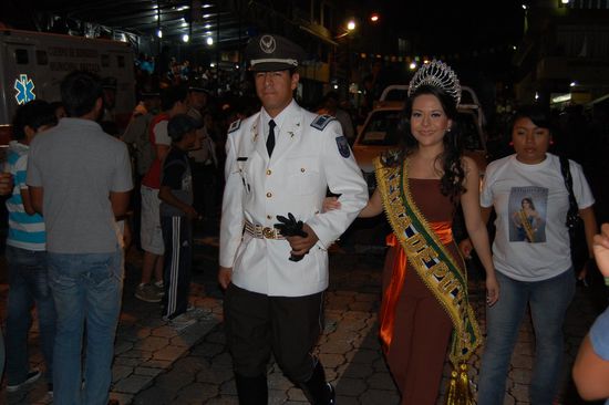 Ein Ehrengast: La Reina de Puyo (die Schönheitskönigin der Stadt) mit Begleitung
