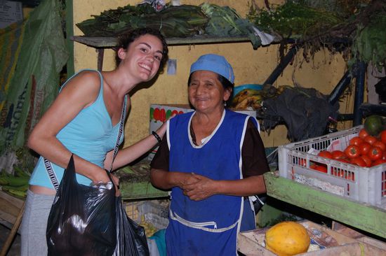 Haben dann noch am Markt Gemüse gekauft. Die Señora war so lieb, hat Mimi noch zum Muttertag gratuliert (gilt wohl für alle Frauen) und uns aufgeklärt, dass die Mutter in Ecuador gleich einen ganzen Monat geehrt wird.