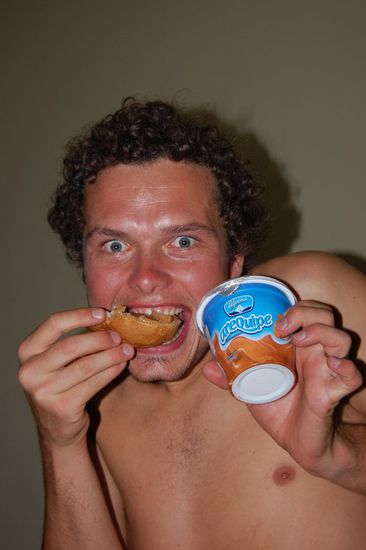 Stefan und sein neuer Lieblingsaufstrich: eine Art Milch-Zucker-Aufstrich (wir hatten eigentlich mit Nutella gerechnet) - aber dank Kathi hätten wirs ja schon längst wissen müssen, gell? 