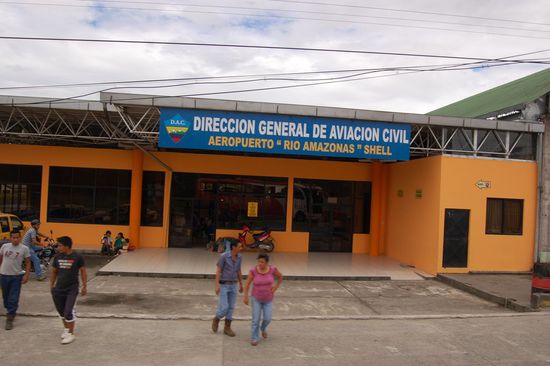 Am Rückweg konnten wir dann ein paar Schnappschüsse aus dem fahrenden Bus raus machen: Der kleine Flughafen der Stadt "Shell". Von hier aus sind Jim Elliot und seine mutigen Missionarskollegen zum letzten Mal gestartet und wurden dann im Dschungel von wilden Aucas umgebracht. Die Geschichte wurde für uns auf einmal ganz lebendig!