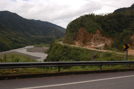 Die Berge vor uns werden wieder höher...