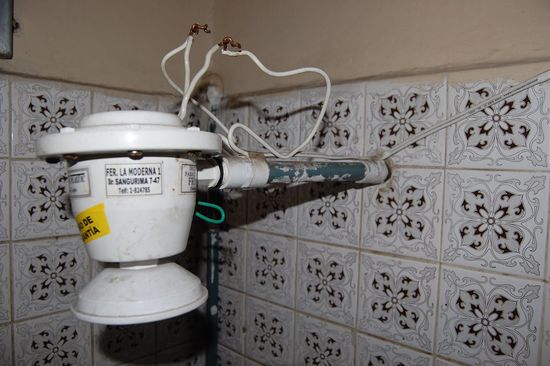 Die Dusche unseres Hostels...blank verdrillter Draht zum Heizen von Wasser - Wahnsinn! Dafür gabs kostenloses W-LAN für einige neue Reiseberichte 