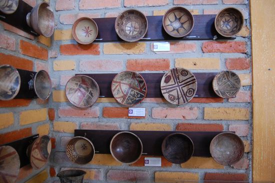 ...wie hier bunte Schüsseln zum Essen...