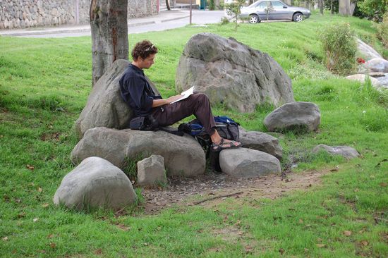 Soviel Museum macht müde! Wir lesen eine viertel Stunde am nahegelegenen Bach und trinken eine heiße Schokolade im Cafe ums Eck...