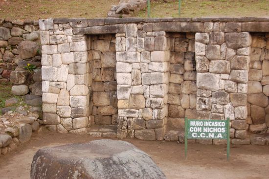 ...bevor wir weitere Steinzeugen der Inka-Hochkultur bewundern. Grandios, wie sie diese Steine genau ineinandergepasst haben und damit gerade Linien und rechte Winkel erzeugt haben!