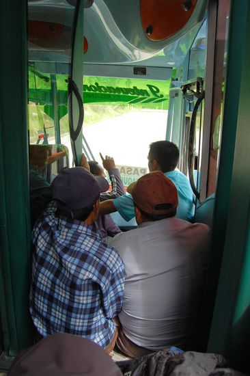 Zwei süße Alte im überfüllten Bus zur peruanischen Grenze.