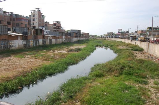 Der Grenzbach - links Peru und rechts unser letzter Blick nach Ecuador