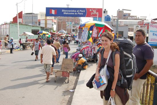 Welcome to Peru - rechts hinter Mimi der erste aufdringliche Taxifahrer.