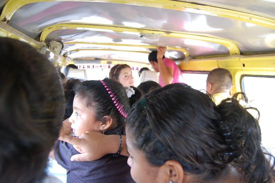 Schließlich sind wir in einem sehr engen Kleinbus Richtung Tumbes gelandet...
