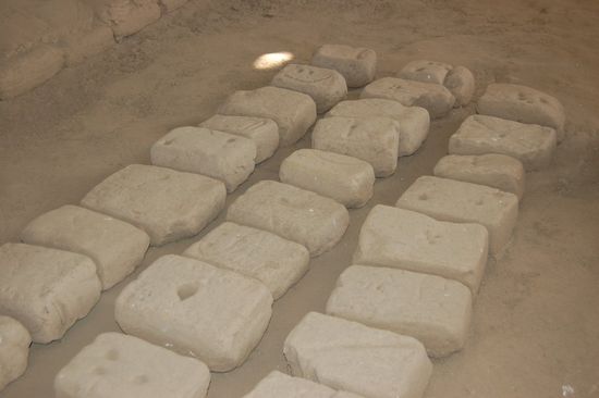 Familie Feuerstein hatte auch schon Tastaturen... 
Diese Lehmziegel wurden von verschiedenen Familien fabriziert, und jede hatte ihr eigenes Siegel drauf. Am genialsten find ich das Smiley links hinten, das über 1000 Jahre alt ist.