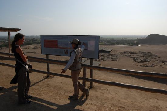 Rechts hinten die Huaca del Sol, davor die Überreste der Stadt Moche