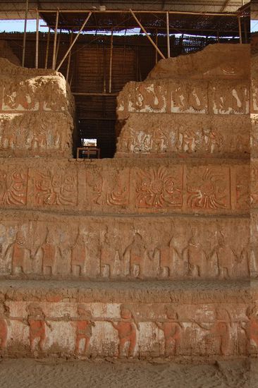 Die sechs Stufen des Tempels an der Vorderfront