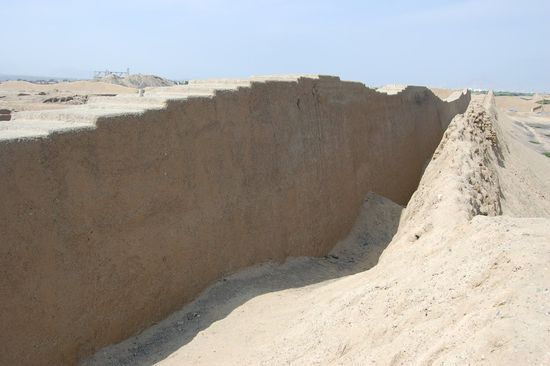 Die Mauern sind teilweise noch 1m breit und manche sollen bis zu 11m hoch gewesen sein.