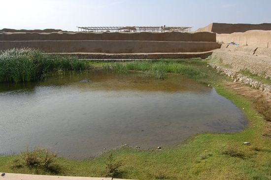 Eines der vielen Wasserreservoirs der alten Stadt Chan Chan (So waren sie mitten in der Wüste immer mit Wasser versorgt, bis die Inkas kamen und ihnen die Wasserquellen abgeschnitten haben und sie dadurch bezwungen haben).