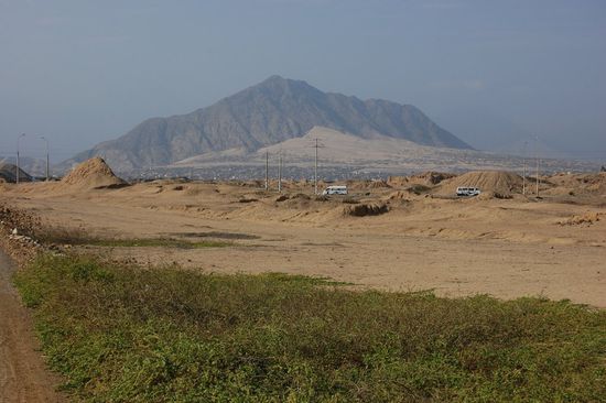Man sieht hier, wie die Stadt Trujillo bis in die Sanddüne hinten hochwächst. Dort sind allerdings die Favelas, also ganz armen Slums.