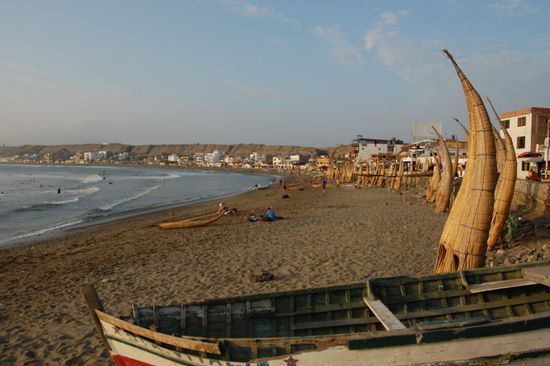 Huanchaco mit den typischen Strohbooten