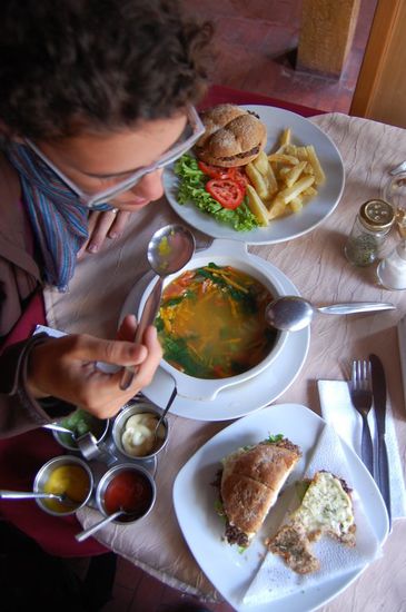 Nach unserer Ankunft in Huaraz testeten wir gleich mal die Empfehlung des Reiseführers, ein vegetarisches Restaurant mit Soyaburgern und Ähnlichem. 