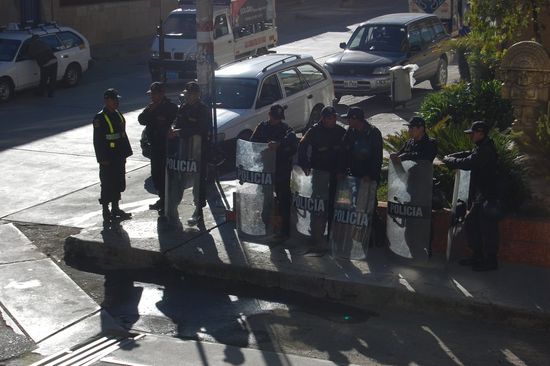 Eine Nacht verbrachten wir im Hostel und in der Früh wars gleich spannend mit viel Polizei gegenüber im Nachbarhotel: Wegen den Wahlen waren irgendwelche wichtigen Persönlichkeiten in der Stadt.