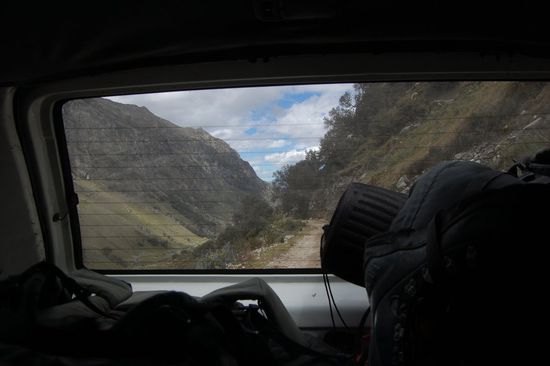 Nach einer langen Fahrt haben wir dann den Einstieg verpasst und mussten in einer waghalsigen Aktion am Abgrund ca. 10 Minuten rückwärts fahren.
