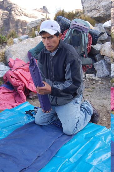 Joel beginnt das Zelt für unser Basislager aufzubauen.