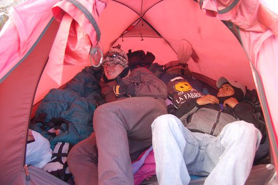 ...und Coca-Tee. All das hat uns in dem eisigen Wind da oben schön gewärmt.