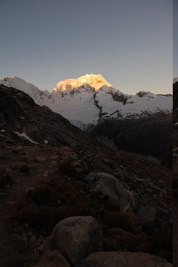 Der Ocshapalca, der wilde Nachbar des Vallunaraju.