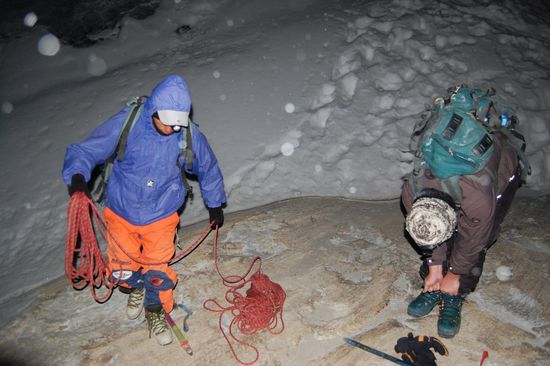 Eine gute Stunde sind wir im Stockfinsteren, nur mit Stirnlampe geklettert, um an den Rand des Gletschers zu gelangen. Dort haben wir uns dann die Steigeisen angelegt und die Seilschaft gebildet.