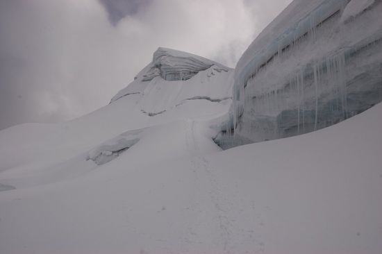 Vorbei an bizarren Eiswelten...
