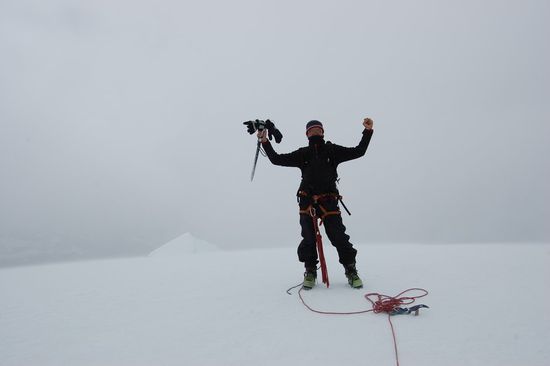 Geschafft, 5.686m Seehöhe sind bezwungen! Der Gipfelmoment währte aber Dank äußerst unangenehmen Wetterbedingungen nur einige wenige Minuten lang...