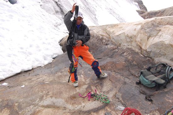 Erstmal raus aus den Steigeisen und dem Hüftgurt.