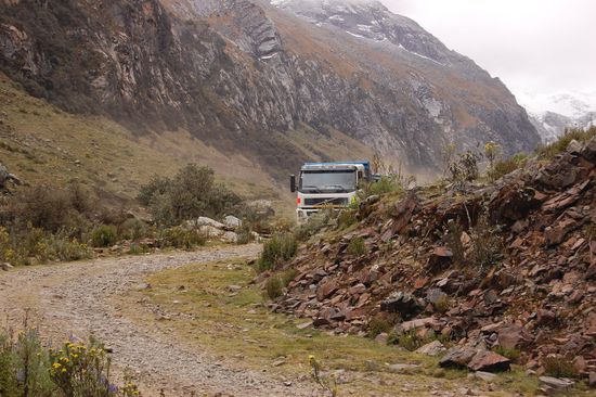 Wir waren wohl langsamer, als es unser Guide angenommen hatte, darum war unser Taxi dann auch schon wieder gefahren. Jetzt hatten wir mangels Handyempfang zwei Optionen: Sieben Stunden nach Huaraz zu laufen oder einen der vorbeifahrenden Lastwagen zu stoppen... 