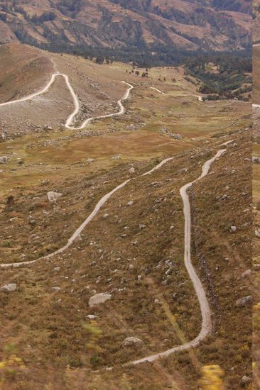 Letzteres klappte zu unserem Glück dann recht gut, und so gings sicherlich eineinhalb Stunden im Cockpit eines mächtigen LKWs die kurvige Bergstraße wieder in Richtung Zivilisation.