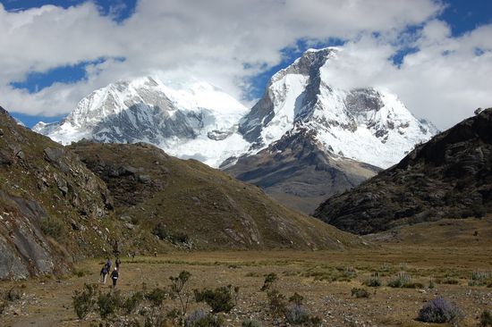 Der Abstieg ist bedeutend einfacher als hinauf! Vor uns nochmal ganz majestätisch der Huascaran, diesmal bis zum Gipfel sichtbar. 