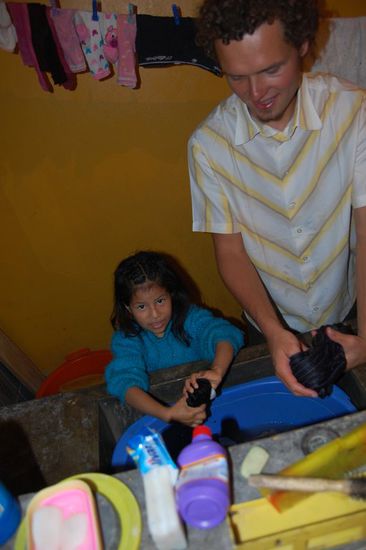 Delia will sogar beim Wäsche waschen mithelfen!