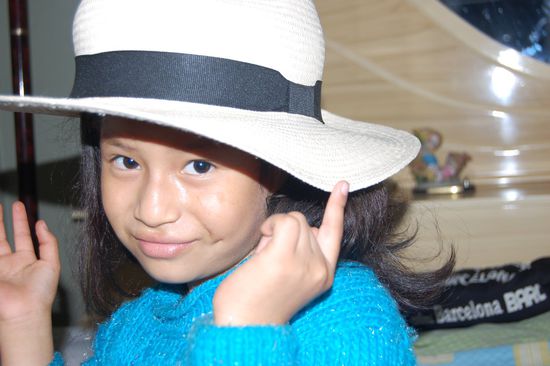 Delia mit Stefans Hut