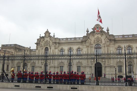 ...vor dem Regierungspalast