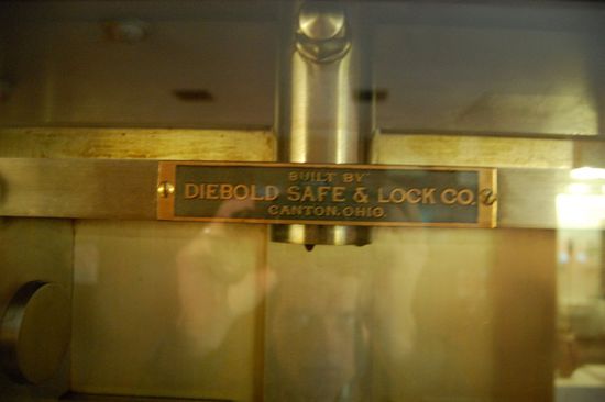 Die Tresormechanik übrigens von einer gewissen Firma Diebold... (liebe Grüsse an die R-IT Kollegen von Stefan) 