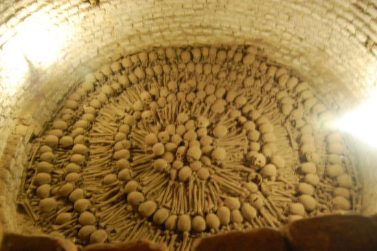 Die sortierten Knochen in den Katakomben