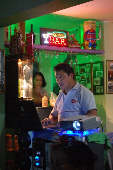 Weyler in seiner Hausbar