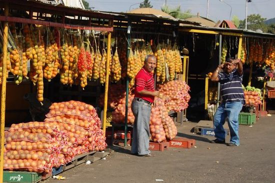 Markt mit lustigem Verkäufer