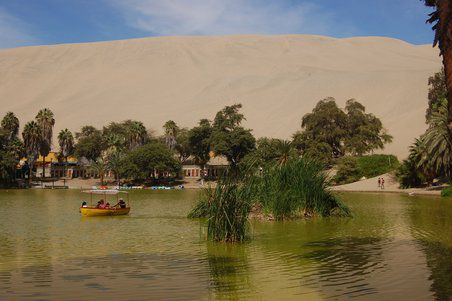 Die Oase Huacachina mitten zwischen hundert Meter hohen Sanddünen.