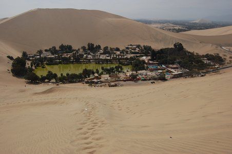 Mit jedem Schritt vorwärts sackt man wieder einen halben Schritt zurück, man braucht echt Geduld! Aber dafür hat man ab der Mitte einen schönen Blick auf Huacachina.