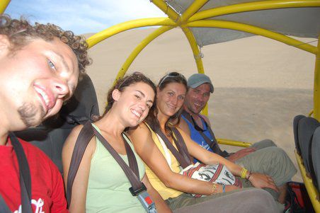Um vier gings dann ab mit dem Buggy hinaus in die Wüste. Neben uns Tina & Alex, die wir hier zum vierten Mal zufällig getroffen haben!