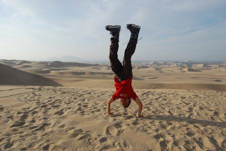 "Er hat schonmal in der Atacama Wüste einen Kopfstand gemacht und La Paloma gepfiffen!" "Wer?" "Da Stoaschoasa Koal - ha"