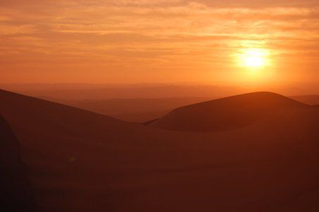 Dann fuhren wir hinaus, wir hatten einen sehr engagierten Fahrer, der uns weit vor alle anderen Touristengruppen hinaus Richtung Sonnenuntergang fuhr.