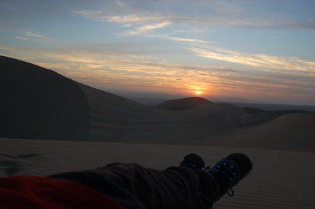 Ein rotblauer Himmel über der Atacama
